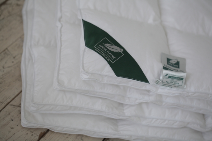 Пуховое одеяло кассетное с бортиком 4 см из гусиного пуха (Flaum Perle) теплое, размер 220 х 240