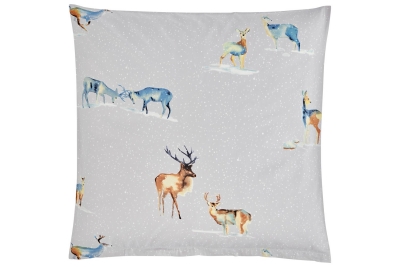 наволочка Постельное белье "It's Snowing My Deer", олени в снегу на сером фоне